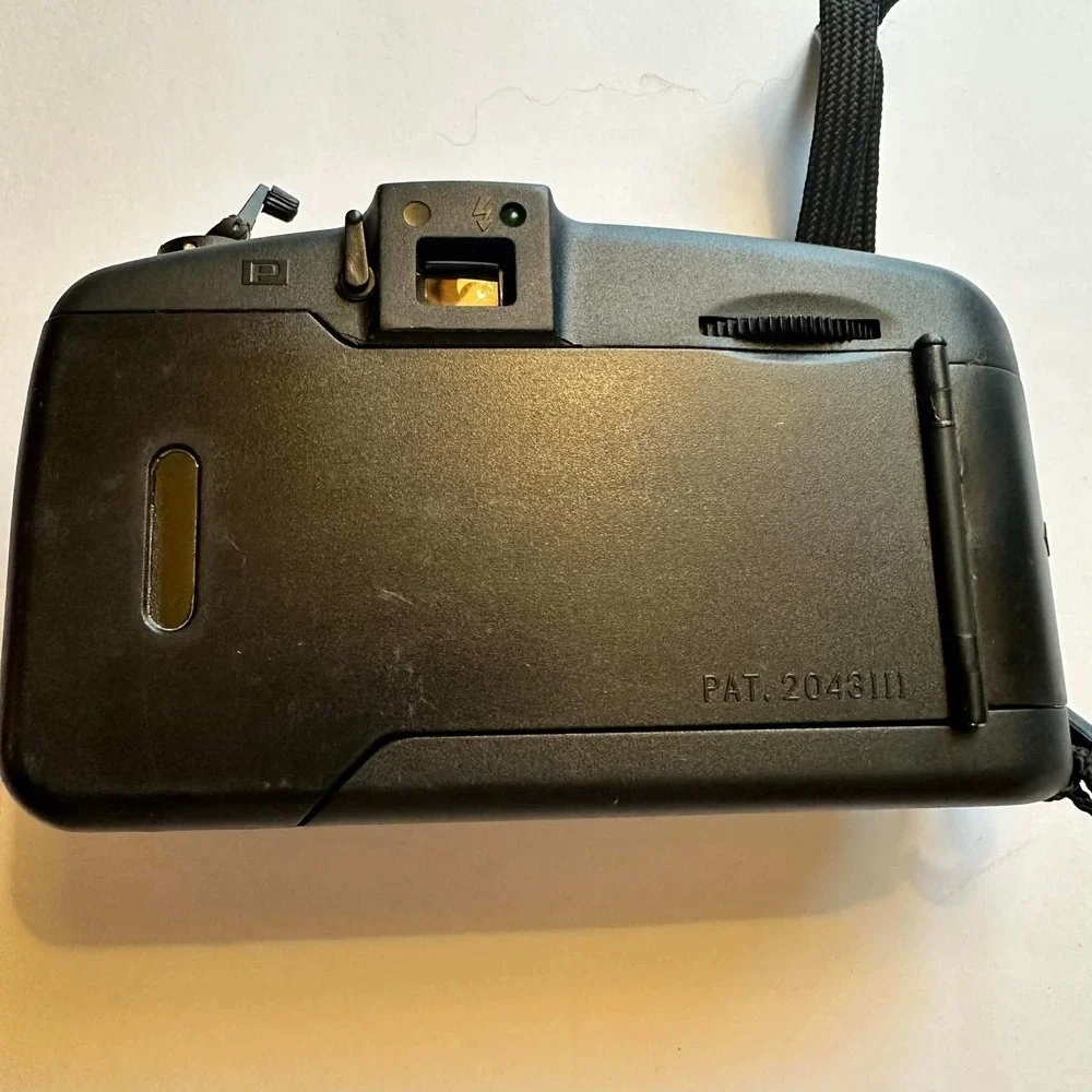 Vintage Avon 1997 Panorama 35mm Film Camera Focus Free Flash Gray 2043111‎